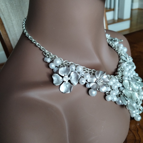 Elegant Pearl & Silver Floral Statement Necklace - Picture 8 of 8